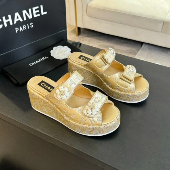 2025 Women Chanel Gold Leather Slippers LY00330