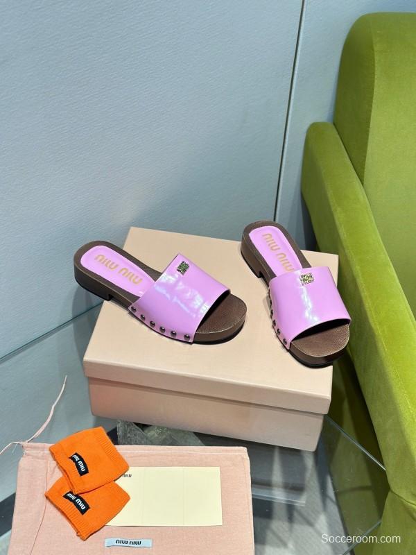 2025 Slippers Miumiu Purple Patent Leather Slippers KFY00230